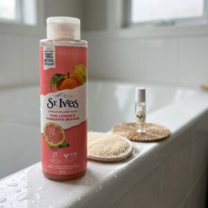 St. Ives Pink Lemon & Mandarin Orange Exfoliating Body Wash, 450ml