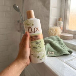 Lux Silky Gardenia Body Wash with Hyaluronic Acid, 500ml