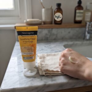 Neutrogena Soothing Clear Oil-Free Moisturiser With Turmeric, 75ml