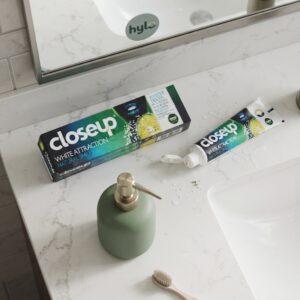 Closeup White Attraction Natural Smile Lemon Essence and Sea Salt Gel Toothpaste, 100g
